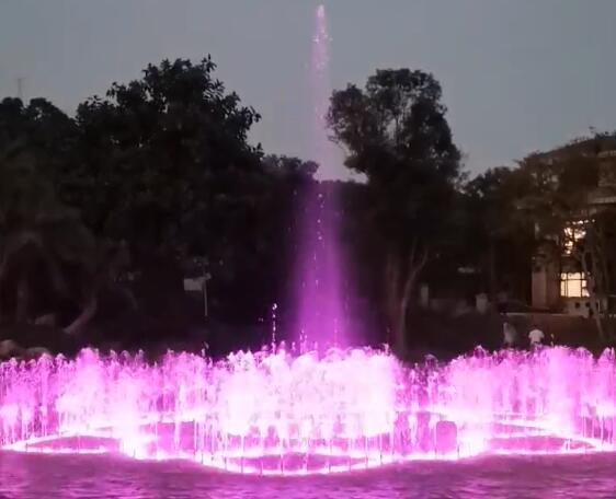 水池噴泉  